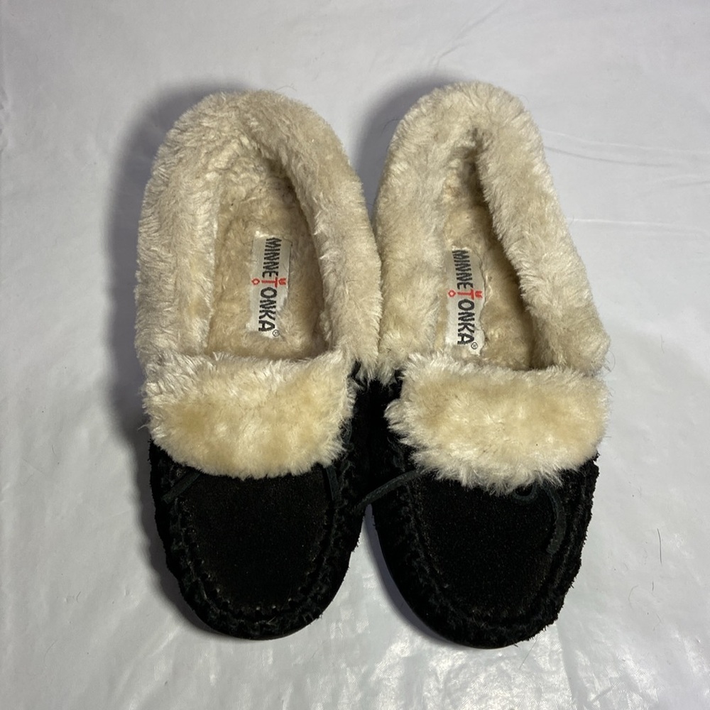 Minnetonka Slippers Made in Canada Size 6
